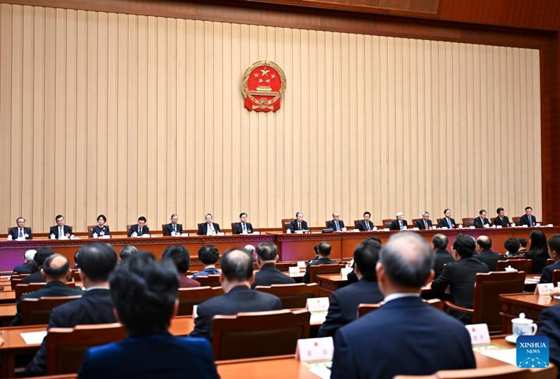Zhao Leji, mwenyekiti wa Bunge la Umma la China, akiongoza kikao cha kwanza cha Tume ya Utendaji wa mkutano wa tatu wa Bunge la 14 la Umma la China katika Jumba la Mikutano ya Umma  la Beijing, Machi 4, 2025. (Xinhua/Yan Yan)
