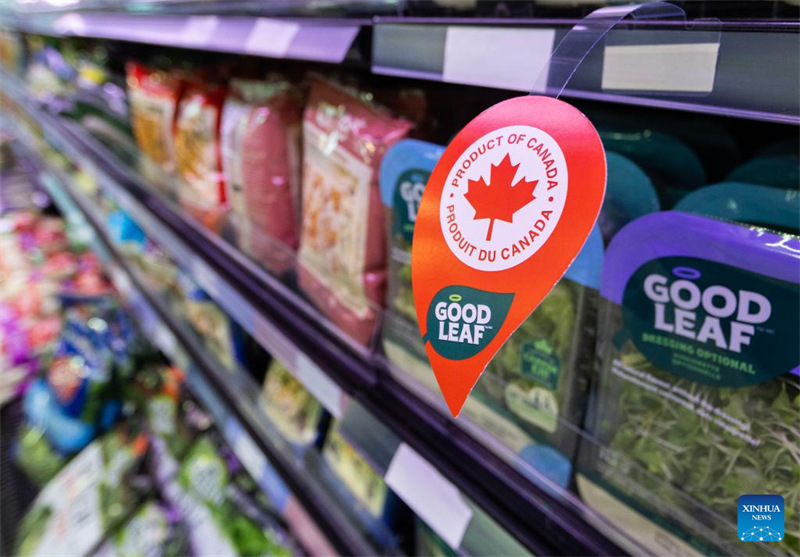Alama ya "PRODUCT OF CANADA" ikionekana kwenye supamaketi mjini Toronto, Ontario, Canada, Machi 4, 2025. (Picha na Zou Zheng/Xinhua)