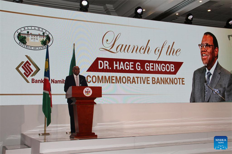 Gavana wa Benki ya Namibia Johannes Gawaxab akizungumza katika hafla ya uzinduzi wa noti ya ukumbusho ya Hage Geingob mjini Windhoek, Namibia, Machi 5, 2025. (Picha na Musa C Kaseke/Xinhua)