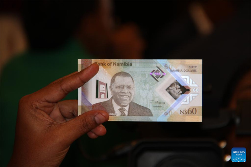 Picha iliyopigwa Machi 5, 2025 ikionyesha noti ya ukumbusho ya Hage Geingob kwenye hafla ya uzinduzi wake mjini Windhoek, Namibia. (Picha na Musa C Kaseke/Xinhua)