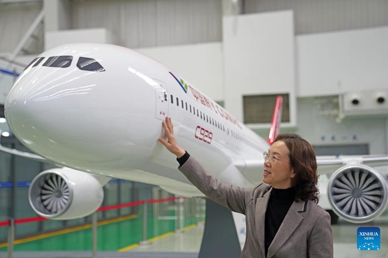 Zhao Chunling akionekana katika picha kwenye taasisi ya utafiti ya Shirika la Ndege za Kibiashara la China (COMAC) mjini Shanghai, Mashariki mwa China, Machi 5, 2025. (Xinhua/Liu Ying)