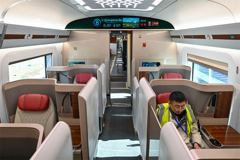 Mfanyakazi akifanya majaribio katika treni ya mwendokasi ya CR450 ya muundo kielelezo wa awali mjini Beijing, mji mkuu wa China, Februari 25, 2025. (Xinhua/Li Xin)