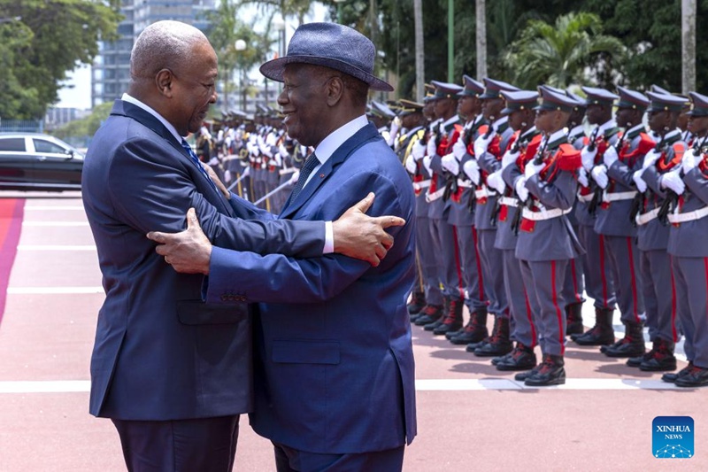 Rais wa Cote d'Ivoire Alassane Ouattara (Kulia) akimkaribisha Rais wa Ghana John Dramani Mahama mjini Abidjan, Cote d'Ivoire, Machi 5, 2025. (Picha na Yvan Sonh/Xinhua)