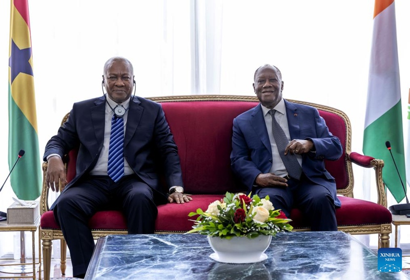 Rais wa Cote d'Ivoire Alassane Ouattara (Kulia) akifanya mazungumzo na Rais wa Ghana John Dramani Mahama mjini Abidjan, Cote d'Ivoire, Machi 5, 2025. (Picha na Yvan Sonh/Xinhua)