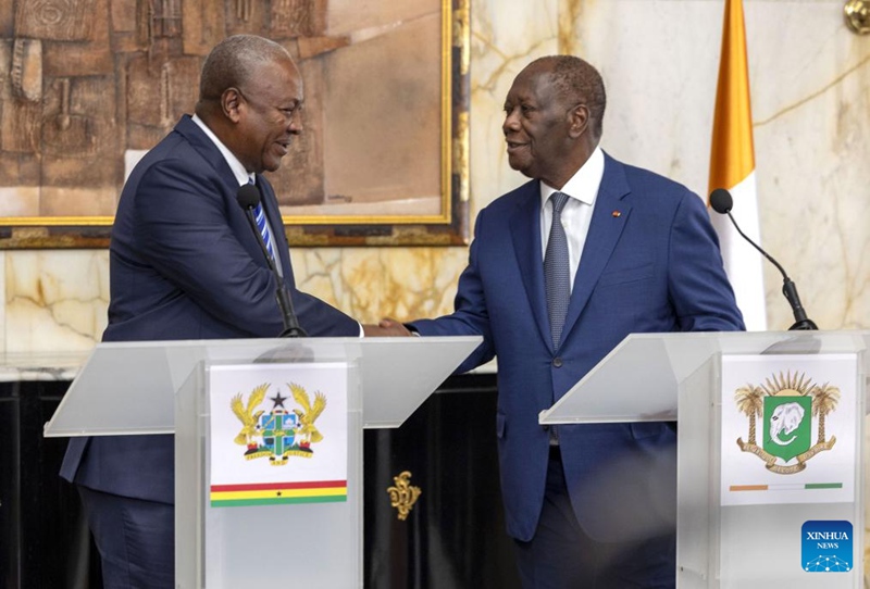 Rais wa Cote d'Ivoire Alassane Ouattara (Kulia) akishikama mkono na Rais wa Ghana John Dramani Mahama kwenye mkutano wa pamoja na waandishi wa habari mjini Abidjan, Cote d'Ivoire, Machi 5, 2025. (Picha na Yvan Sonh/Xinhua)