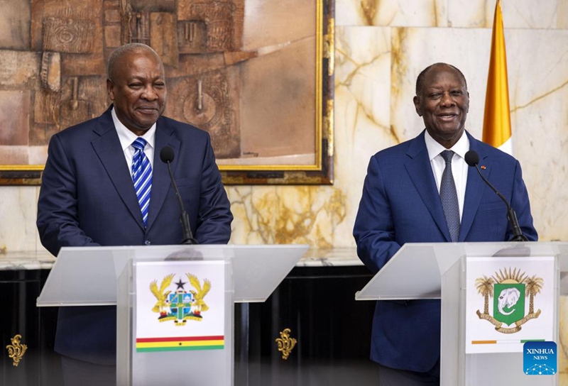 Rais wa Cote d'Ivoire Alassane Ouattara (Kulia) na Rais wa Ghana John Dramani Mahama wakihudhuria mkutano wa pamoja na waandishi wa habari mjini Abidjan, Cote d'Ivoire, Machi 5, 2025. (Picha na Yvan Sonh/Xinhua)