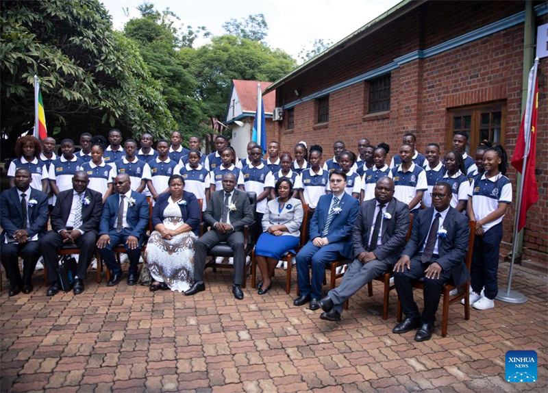 Wanafunzi wakiwa katika picha ya pamoja na maofisa wa serikali za Zimbabwe na China kwenye hafla ya kuwaaga katika Chuo cha Ufundi cha Harare mjini Harare, Zimbabwe, Machi 6, 2025. (Picha na Shaun Jusa/Xinhua)