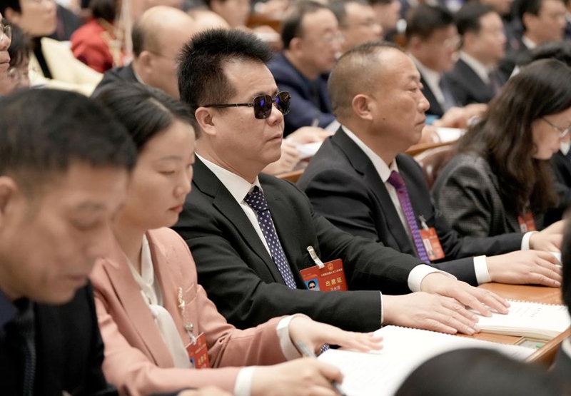 Ripoti ya kazi ya serikali ya China yatolewa katika Breli kusaidia wajumbe wenye ulemavu wa macho