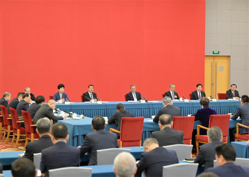 Li Qiang, mjumbe wa kudumu wa Ofisi ya Siasa ya Kamati Kuu ya Chama cha Kikomunisti cha China (CPC) ambaye pia ni Waziri Mkuu wa China, akishiriki kwenye kikao cha pamoja cha washauri wa kisiasa kutoka sekta za uchumi na kilimo  wanaohudhuria kwenye mkutano wa tatu wa Kamati ya 14 ya Baraza la Mashauriano ya Kisiasa la China (CPPCC) unaoendelea Beijing, Machi 6, 2025. (Xinhua/Gao Jie)