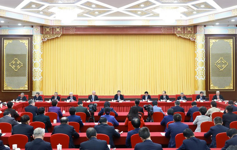 Rais Xi Jinping wa China, akiwatembelea washauri wa kisiasa wa kitaifa kutoka vyama vya  kidemokrasia vya China, na sekta ya elimu, ambao wanahudhuria mkutano wa tatu wa Kamati ya 14 ya Kitaifa ya Baraza la Mashauriano ya Kisiasa la China mjini Beijing, Machi 6, 2025. (Xinhua/Wang Ye)