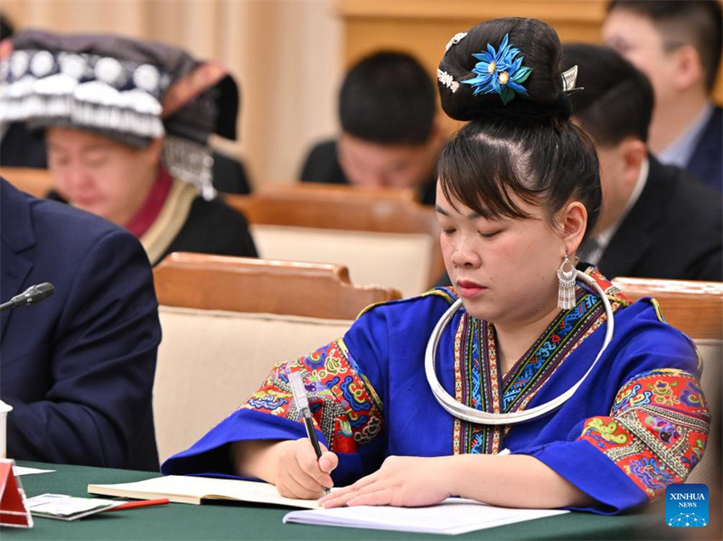 Mjumbe wa Bunge la 14 la Umma la China akihudhuria kikao cha kikundi cha wajumbe wa Mkoa wa Guizhou kwenye mkutano wa tatu wa Bunge hilo la 14 mjini Beijing, mji mkuu wa China, Machi 6, 2025. (Xinhua/Xu Bingjie)