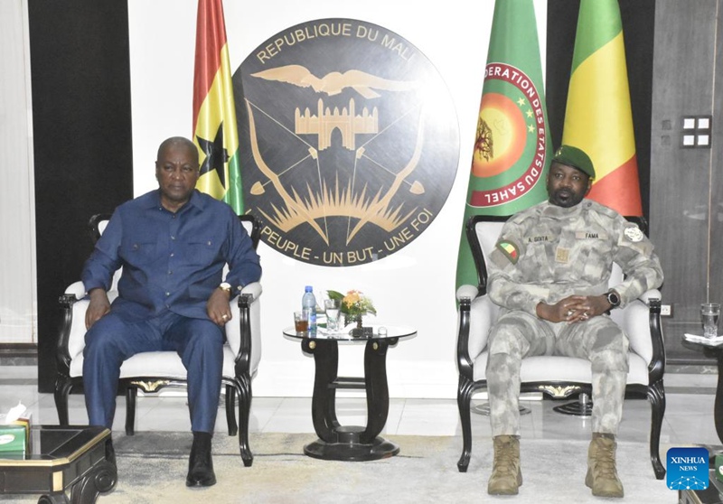 Rais wa Ghana John Dramani Mahama (kushoto) akikutana na Rais wa Mali Assimi Goita mjini Bamako, Mali, Machi 8, 2025. (Picha na Habib Kouyate/Xinhua)