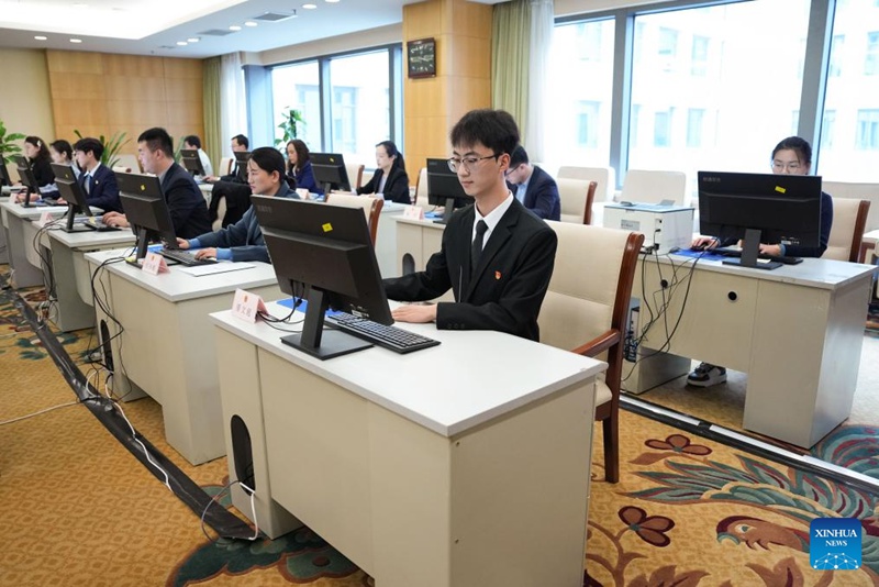 Wafanyakazi wakifanya kazi kwenye ofisi ya sekretarieti ya mkutano wa tatu wa Bunge la 14 la Umma la China mjini Beijing, Machi 9, 2025. (Xinhua/Zheng Huansong)