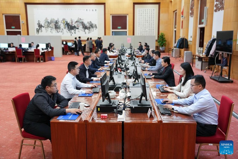 Wafanyakazi wakifanya kazi kwenye ofisi ya sekretarieti ya mkutano wa tatu wa Bunge la 14 la Umma la China mjini Beijing, Machi 9, 2025. (Xinhua/Zheng Huansong)