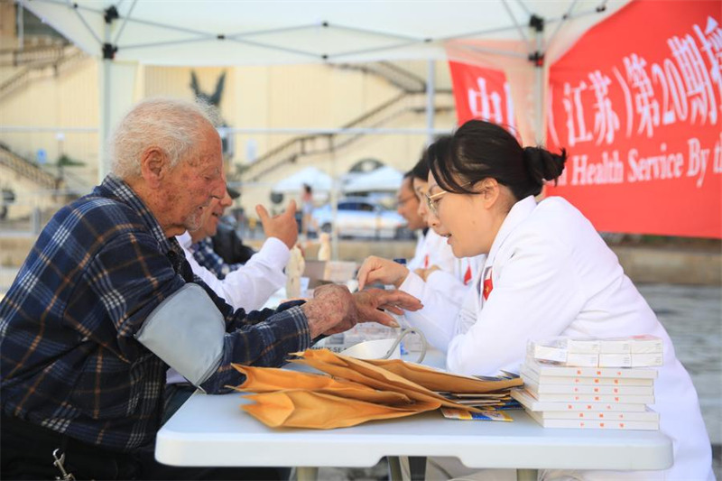 Madaktari wa Kundi la 20 la timu ya madaktari wa China nchini Malta wakitoa huduma ya ushauri wa kiafya kwa wakazi wenyeji mjini Cospicua, Malta, Machi 9, 2025. (Xinhua/Chen Wenxian)