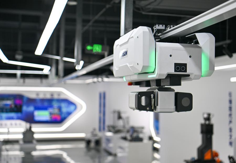 Picha hii iliyopigwa Februari 20, 2025 ikionyesha roboti fuatiliaji katika Kampuni ya Teknolojia ya kisasa ya Tianjin SIASUN kwenye Mji wa Kiteknolojia wa Zhongguancun wa Beijing-Tianjin mjini Tianjin, kaskazini mwa China. (Xinhua/Sun Fanyue)