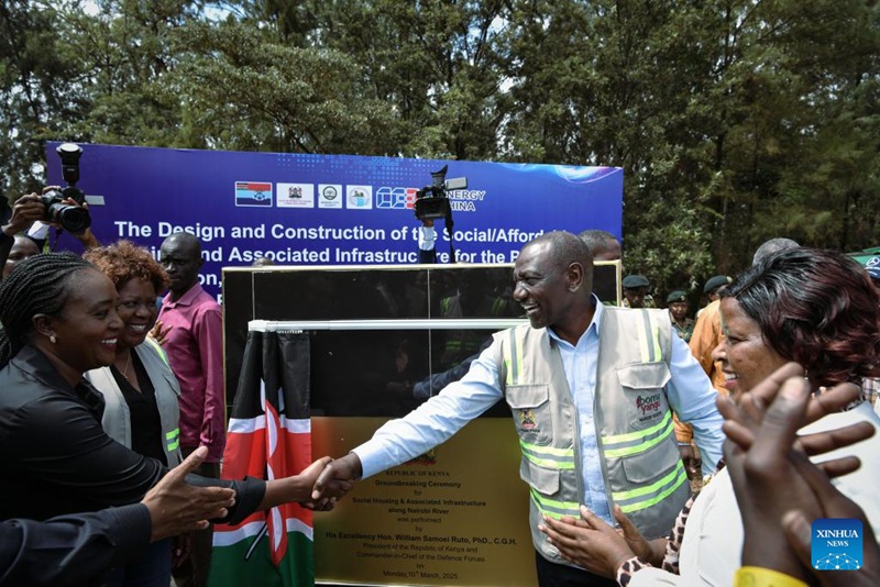 Rais wa Kenya William Ruto (wa pili, kulia) akihudhuria hafla ya uwekaji jiwe la msingi la mradi wa kurejesha ikolojia ya Mto Nairobi jijini Nairobi, Kenya, Machi 10, 2025. (Xinhua/Han Xu)