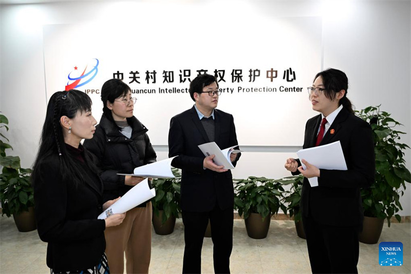 Majaji wanawake watekeleza majukumu yao ya kila siku mjini Beijing, China