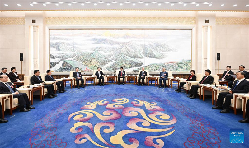 Wang Huning, mjumbe wa kudumu wa Ofisi ya Siasa ya Kamati Kuu ya Chama cha Kikomunisti cha China (CPC) na mwenyekiti wa Baraza la Mashauriano ya Kisiasa la China (CPPCC), akiwatembelea wajumbe wa waandishi wa habari walioripoti habari za mkutano wa tatu wa Kamati ya 14 ya Kitaifa ya CPPCC kwenye Jumba la Mikutano ya Umma la Beijing, Machi 10, 2025. (Xinhua/Xie Huanchi)