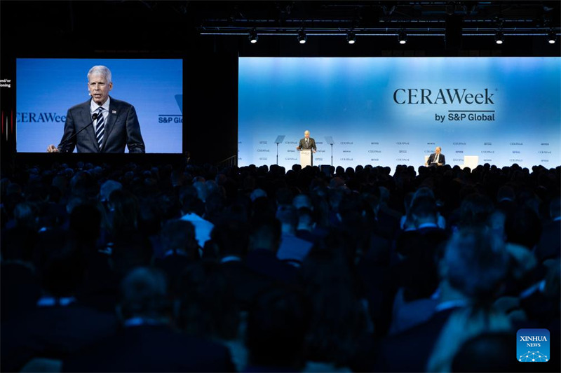 Waziri wa Nishati wa Marekani Chris Wright (kwenye mimbari na kwenye skrini) akizungumza kwenye Wiki ya CERA mjini Houston, Texas, Marekani, Machi 10, 2025. (Picha na Zhou Yiheng/Xinhua)