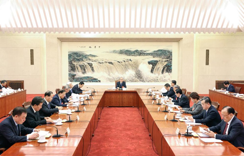 Akiwa amekabidhiwa kazi na Zhao Leji, mwenyekiti mtendaji wa  Tume ya Utendaji wa mkutano wa tatu wa Bunge la 14 la Umma la China ambaye pia ni Mwenyekiti wa Bunge la Umma la China,  Li Hongzhong,  mwenyekiti mtendaji wa  Tume ya Utendaji ambaye pia ni naibu mwenyekiti wa Kamati ya Kudumu ya Bunge la 14 la Umma la China, akiongoza kikao cha pili cha wenyeviti watendaji wa Tume ya Utendaji wa mkutano  kwenye Jumba la Mikutano ya Umma  la Beijing, Machi 10, 2025. (Xinhua/Pang Xinglei)