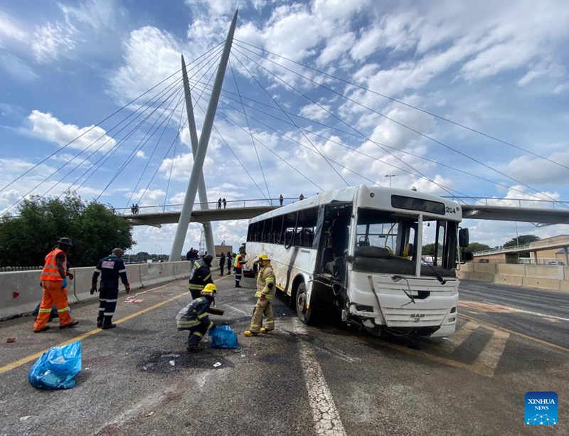 Picha hii iliyopigwa kwa simu ya mkononi ikionyesha wafanyakazi wakisafisha eneo la ajali ya basi katika Jimbo la Gauteng, Kaskazini Mashariki mwa Afrika Kusini, Machi 11, 2025. (Picha na Shiraaz Mohamed/Xinhua)