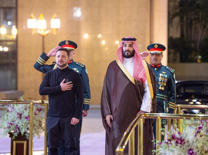Mwanamfalme wa Saudi Arabia Mohammed bin Salman (kulia mbele) akimkaribisha Rais wa Ukraine Volodymyr Zelensky mjini Jeddah, Saudi Arabia, Machi 10, 2025. (SPA/Kitini kupitia Xinhua)