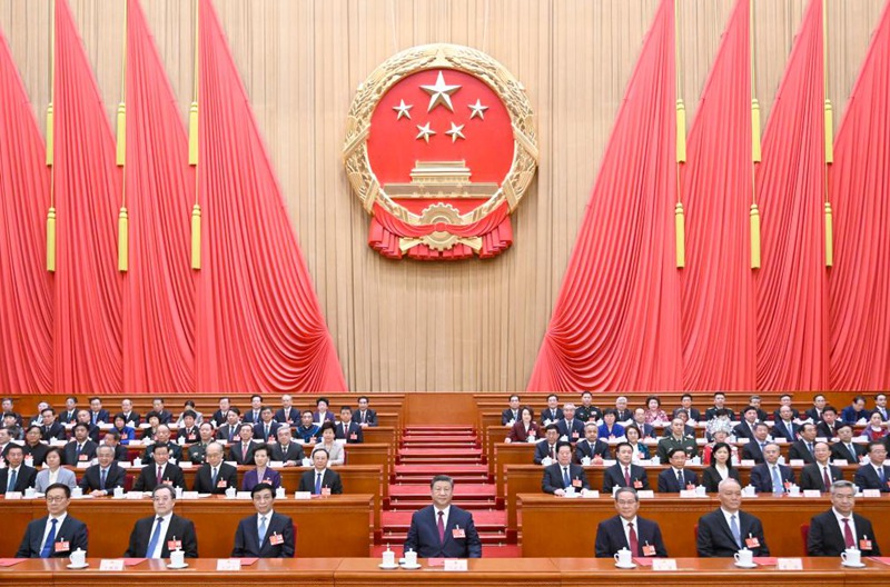 Rais Xi Jinping wa China na viongozi wengineLi Qiang, Wang Huning, Cai Qi, Ding Xuexiang, Li Xi na Han Zheng wakihudhuria  kwenye mkutano wa tatu wa kufungwa wa Bunge la 14 la Umma la China kwenye Jumba la Mikutano ya Umma    la Beijing, Machi 11, 2025. (Xinhua/Li Xueren)