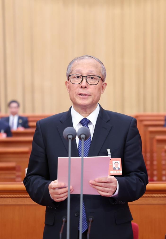 Akiwa amekabidhiwa kazi na  Tume ya Utendaji wa mkutano wa tatu wa Bunge la 14 la Umma la China, Li Hongzhong akiongoza mkutano wa tatu wa kufungwa wa bunge hilo katika Jumba la Mikutano ya Umma la Beijing, Machi 11, 2025. (Xinhua/Huang Jingwen)