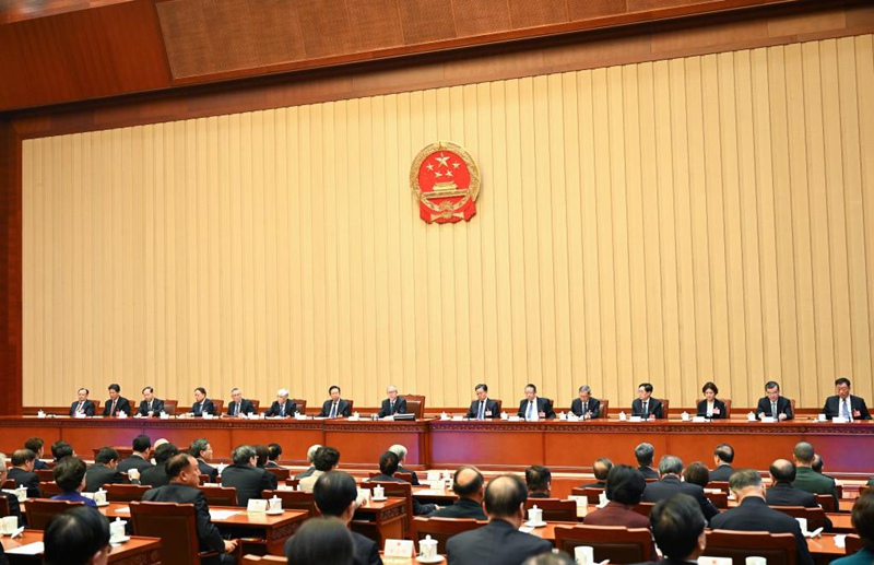 Akiwa  amekabidhiwa kazi na Zhao Leji, mwenyekiti mtendaji wa  Tume ya Utendaji wa mkutano wa tatu wa Bunge la 14 la Umma la China, Li Hongzhong mwenyekiti mtendaji wa tume hiyo akiongoza kikao cha  nne cha tume hiyo ya utendaji katika Jumba la Mikutano ya Umma  la Beijing, Machi 11, 2025. (Xinhua/Li Xiang)