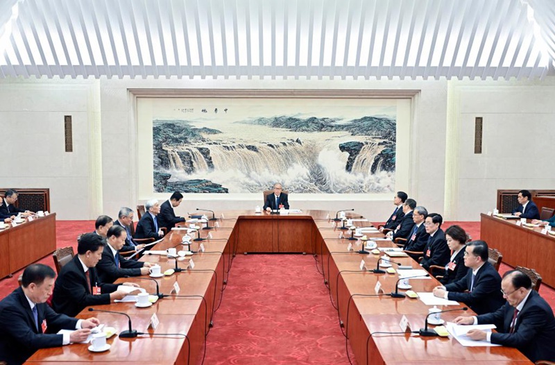 Akiwa  amekabidhiwa kazi na Zhao Leji mwenyekiti mtendaji wa  Tume ya Utendji wa mkutano wa tatu wa Bunge la 14 la Umma la China, ambaye ni  mwenyekiti wa Bunge la Umma la China, Li Hongzhong mwenyekiti mtendaji wa tume hiyo  ambaye ni naibu mwenyekiti wa Bunge la Umma la China  akiongoza kikao cha tatu cha wenyeviti watendaji wa Tume ya Utendaji wa mkutano   katika Jumba la Mikutano ya Umma  la Beijing, Machi 11, 2025. (Xinhua/Yin Bogu)