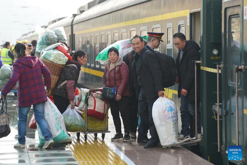 Abiria wakipanda na kushuka treni Na. 6064 kwenye Stesheni ya Reli ya Yangpingguan mjini Hanzhong, Mkoa wa Shaanxi, kaskazini-magharibi mwa China, Februari 17, 2025. (Xinhua/Shao Rui)
