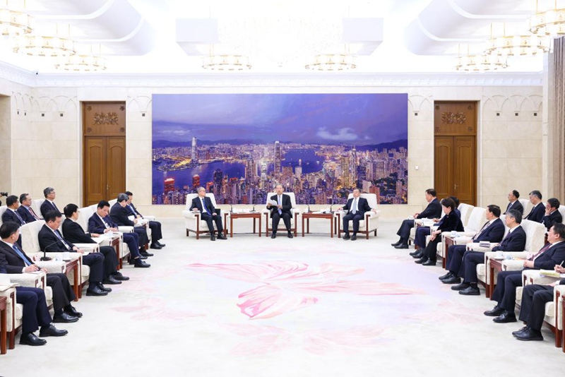 Zhao Leji, mjumbe wa kudumu wa Ofisi ya Siasa ya Kamati Kuu ya Chama cha Kikomunisti cha China (CPC) na mwenyekiti wa Bunge la Umma la China akikutana na waandishi wa habari walioripoti habari za mkutano wa tatu wa Bunge hilo la 14, na kutoa shukrani zake kwa juhudi zao,  katika Jumba la Mikutano ya Umma  la Beijing, Machi 12, 2025. (Xinhua/Liu Bin)