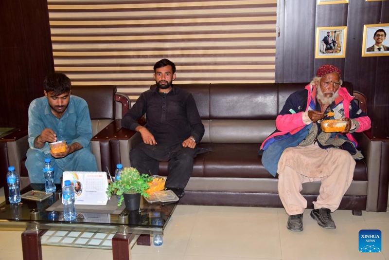 Abiria waliookolewa na vikosi vya usalama wakiwasili katika stesheni ya treni mjini Quetta, Jimbo la Balochistan, Pakistan, Machi 12, 2025. (Str/Xinhua)