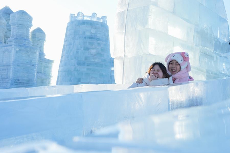 Watu wakifurahia mtelezo kwenye barafu katika Bustani ya dunia ya Barafu na Theluji ya Harbin mjini Harbin, Mkoa wa Heilongjiang, kaskazini mashariki mwa China, Februari 26, 2025. (Xinhua/Wang Jianwei)
