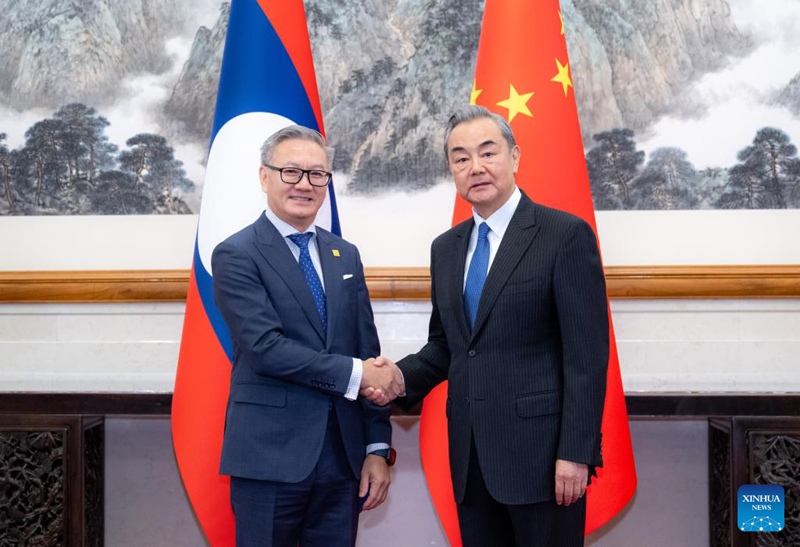 Waziri wa Mambo ya Nje wa China Wang Yi, ambaye pia ni mjumbe wa Ofisi ya Siasa ya Kamati Kuu ya Chama cha Kikomunisti cha China (CPC), akifanya mazungumzo na Waziri wa Mambo ya Nje wa Laos Thongsavanh Phomvihane mjini Beijing, mji mkuu wa China, Machi 13, 2025. (Xinhua/Zhai Jianlan)