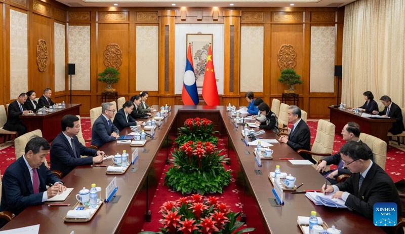 Waziri wa Mambo ya Nje wa China Wang Yi, ambaye pia ni mjumbe wa Ofisi ya Siasa ya Kamati Kuu ya Chama cha Kikomunisti cha China (CPC), akifanya mazungumzo na Waziri wa Mambo ya Nje wa Laos Thongsavanh Phomvihane mjini Beijing, mji mkuu wa China, Machi 13, 2025. (Xinhua/Zhai Jianlan)