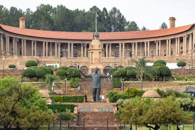 Sanamu ya Rais wa zamani wa Afrika Kusini Nelson Mandela ikionekana mbele ya Majengo ya Muungano mjini Pretoria, Afrika Kusini, Desemba 5, 2023. (Xinhua/Zhang Yudong)