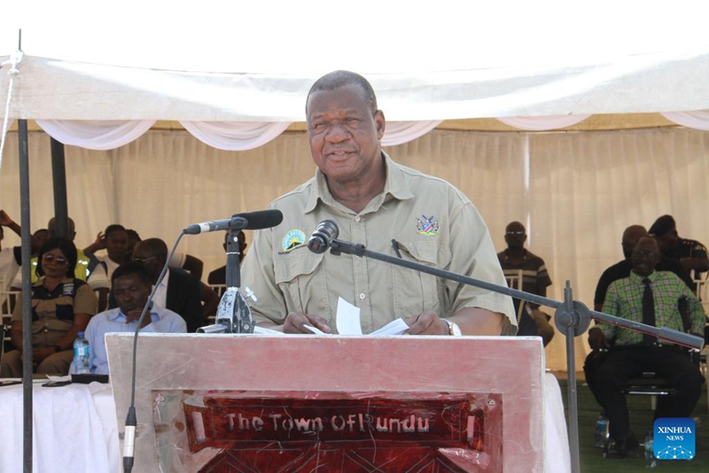 John Mutorwa, naibu waziri mkuu ambaye pia ni waziri wa Ujenzi na Uchukuzi wa Namibia, akizungumza kwenye ufunguzi rasmi wa Barabara ya John Mutorwa iliyojengwa na Kampuni ya China mjini Rundu, Namibia, Machi 14, 2025. (Picha na Musa Kaseke/Xinhua)