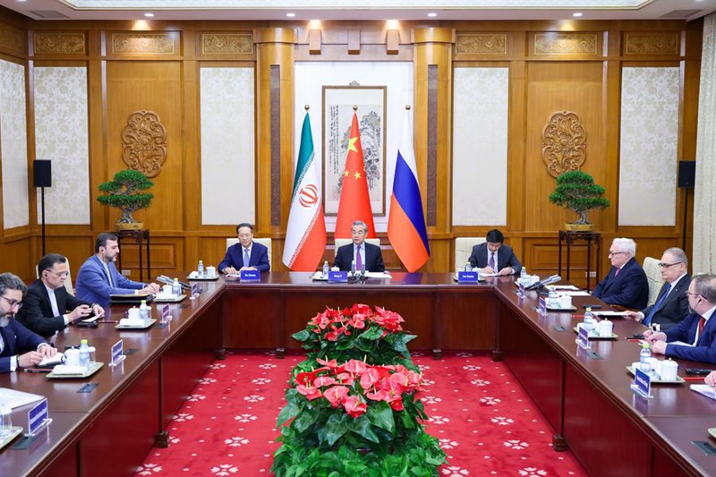 Waziri wa Mambo ya Nje wa China Wang Yi, ambaye pia ni mjumbe wa Ofisi ya Siasa ya Kamati Kuu ya Chama cha Kikomunisti cha China (CPC), akikutana na Naibu Waziri wa Mambo ya Nje wa Russia Ryabkov Sergey Alexeevich na Naibu Waziri wa Mambo ya Nje wa Iran Kazem Gharibabadi mjini Beijing, mji mkuu wa China, Machi 14, 2025. (Xinhua/Liu Bin)