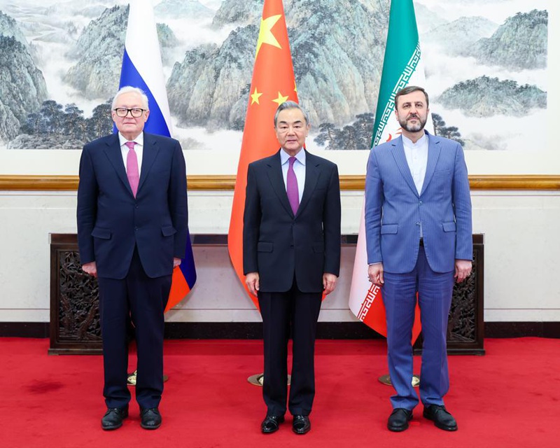 Waziri wa Mambo ya Nje wa China Wang Yi, ambaye pia ni mjumbe wa Ofisi ya Siasa ya Kamati Kuu ya Chama cha Kikomunisti cha China (CPC), akikutana na Naibu Waziri wa Mambo ya Nje wa Russia Ryabkov Sergey Alexeevich na Naibu Waziri wa Mambo ya Nje wa Iran Kazem Gharibabadi mjini Beijing, mji mkuu wa China, Machi 14, 2025. (Xinhua/Liu Bin)