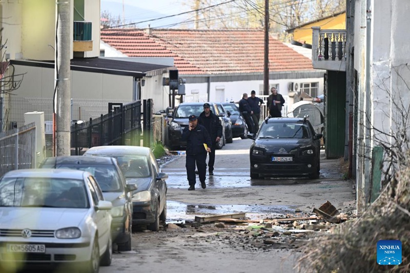 Polisi wakionekana karibu na mahali pa ajali ya moto kwenye klabu ya usiku mjini Kocani, Macedonia Kaskazini, Machi 16, 2025. (Picha na Tomislav Georgiev/Xinhua)