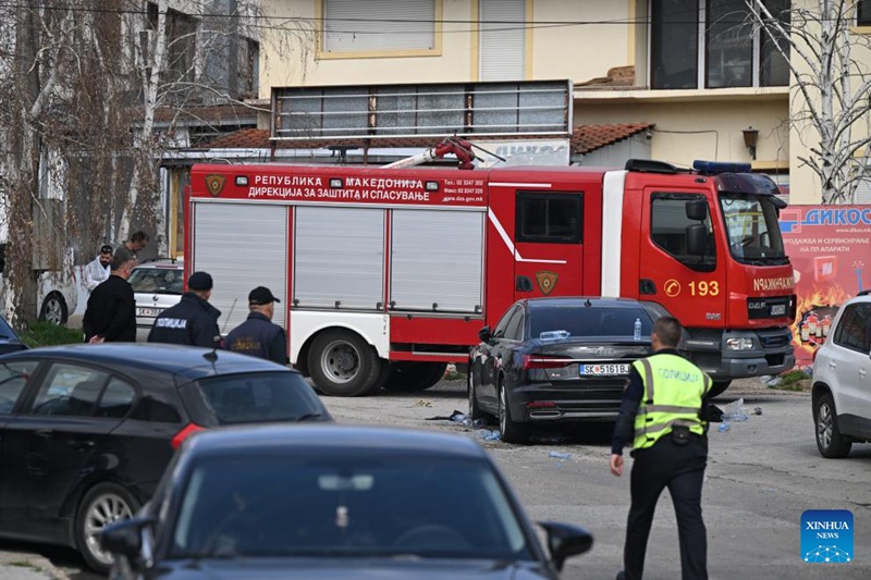 Polisi wakiwa katika ulinzi karibu na mahali pa ajali ya moto kwenye klabu ya usiku mjini Kocani, Macedonia Kaskazini, Machi 16, 2025. (Picha na Tomislav Georgiev/Xinhua)