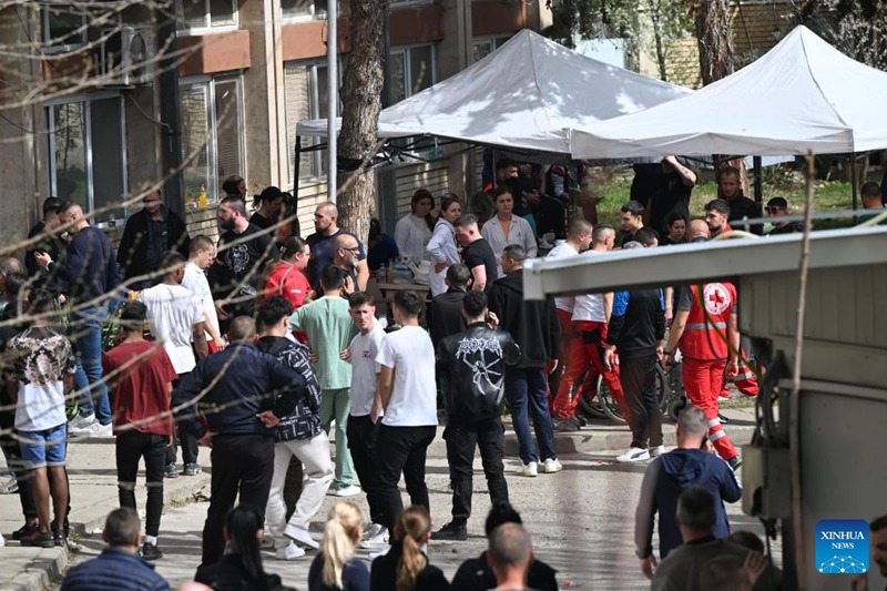 Watu wakiwa wamekusanyika hospitalini baada ya ajali ya moto kwenye klabu ya usiku mjini Kocani, Macedonia Kaskazini, Machi 16, 2025. (Picha na Tomislav Georgiev/Xinhua)