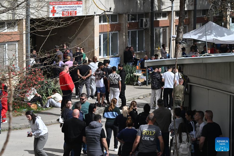 Watu wakiwa wamekusanyika hospitalini baada ya ajali ya moto kwenye klabu ya usiku mjini Kocani, Macedonia Kaskazini, Machi 16, 2025. (Picha na Tomislav Georgiev/Xinhua)