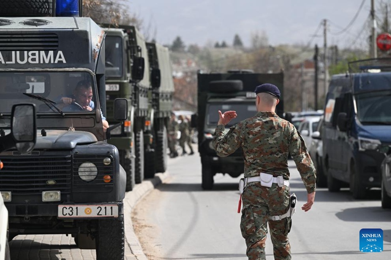 Ambulensi za jeshi zikiendeshwa kuelekea hospitalini baada ya ajali ya moto kwenye klabu ya usiku mjini Kocani, Macedonia Kaskazini, Machi 16, 2025. (Picha na Tomislav Georgiev/Xinhua)