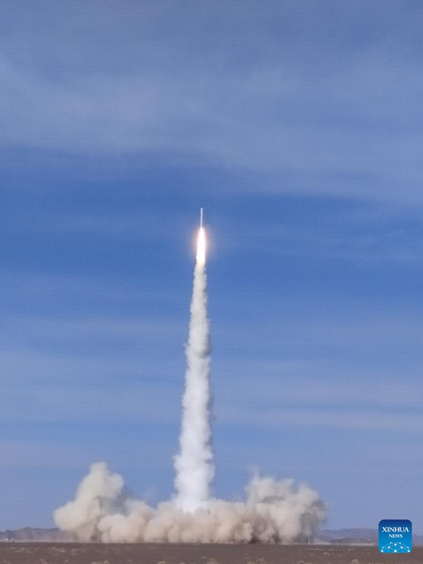 Roketi ya uchukuzi ya CERES-1 iliyobeba satalaiti nane ikiruka kutoka Kituo cha Kurushia Satalaiti cha Jiuquan, kaskazini-magharibi mwa China, Machi 17, 2025. (Picha na Wang Jiangbo/Xinhua)