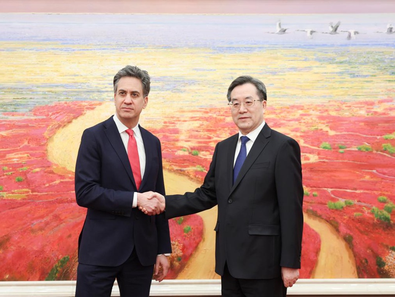 Naibu Waziri Mkuu wa China Ding Xuexiang amekutana na Ed Miliband, Waziri wa Mambo ya Nje wa Uingereza anayeshughulikia Usalama wa Nishati na Utoaji Sifuri wa Nishati Chafuzi, mjini Beijing jana Jumatatu