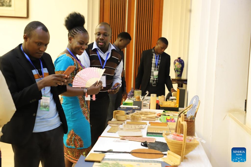 Washiriki wakitembelea maonyesho ya bidhaa za mianzi za China kwenye hafla ya ufunguzi wa Kozi ya Mafunzo nchini Uganda juu ya Uchakataji Mkaa kupitia Matumizi ya Mbao na Mianzi mjini Kampala, Uganda, Machi 16, 2025. (Picha na Ronald Ssekandi/Xinhua)