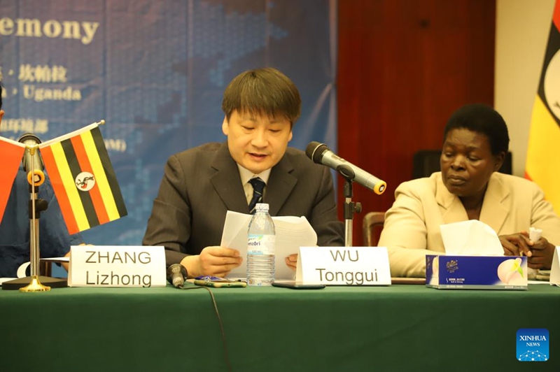Wu Tonggui (kushoto), naibu mkurugenzi mkuu wa Kituo cha Tifa cha Utafiti wa Mianzi cha China (CNBRC) akizungumza kwenye hafla ya ufunguzi wa Mafunzo nchini Uganda juu ya Uchakataji Mkaa kupitia Matumizi ya Mbao na Mianzi mjini Kampala, Uganda, Machi 16, 2025. (Picha na Ronald Ssekandi/Xinhua)